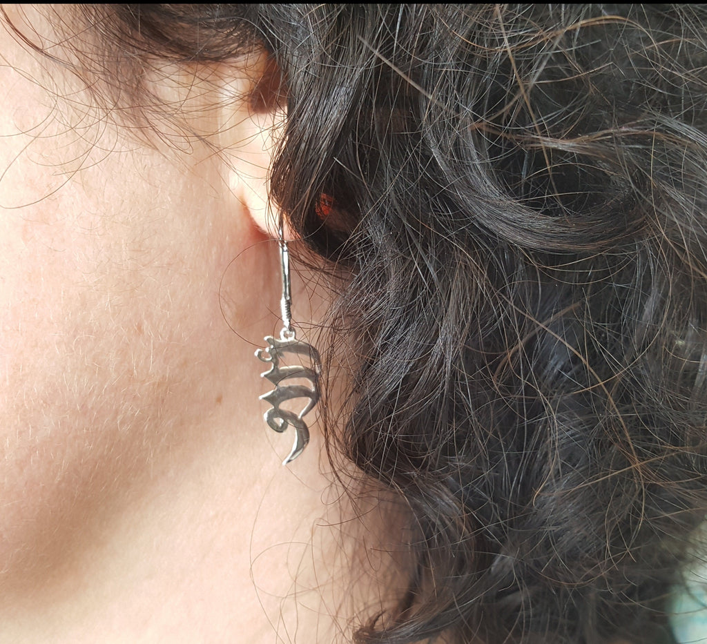 women wearing her name earring in arabic language